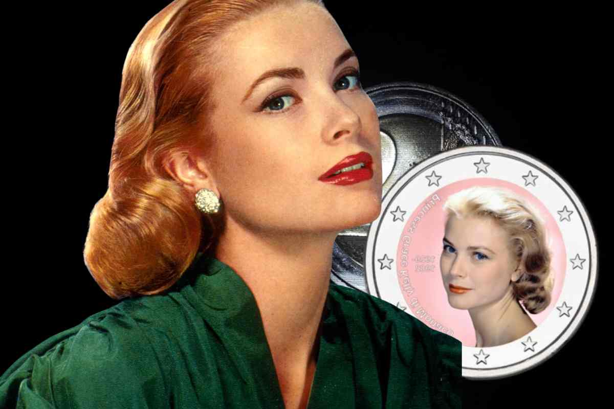 Grace Kelly, davanti a una moneta con il suo volto e un'altra moneta da 2 euro