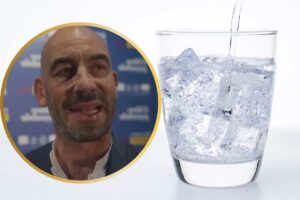 Un bicchiere d'acqua frizzante e nel cerchio Matteo Bassetti
