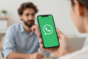 persona guarda whatsapp