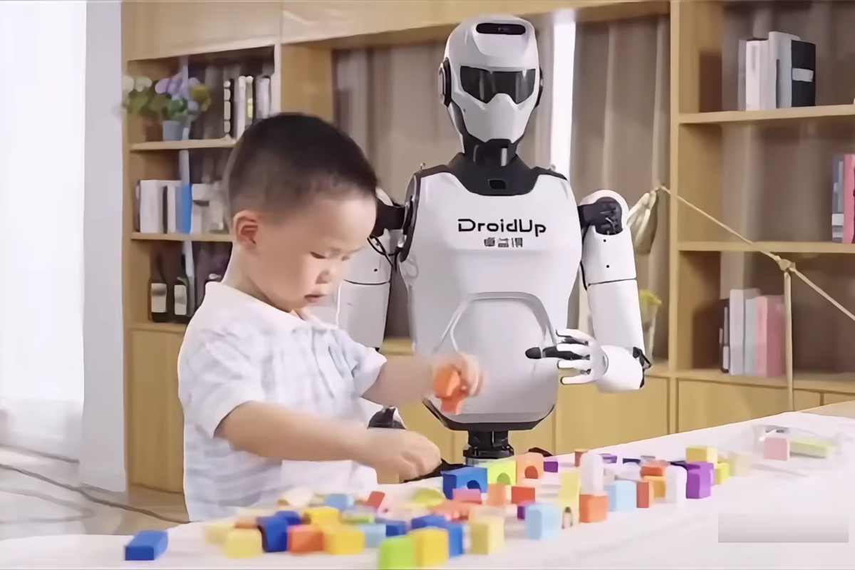 robot imita i movimenti di un bambino