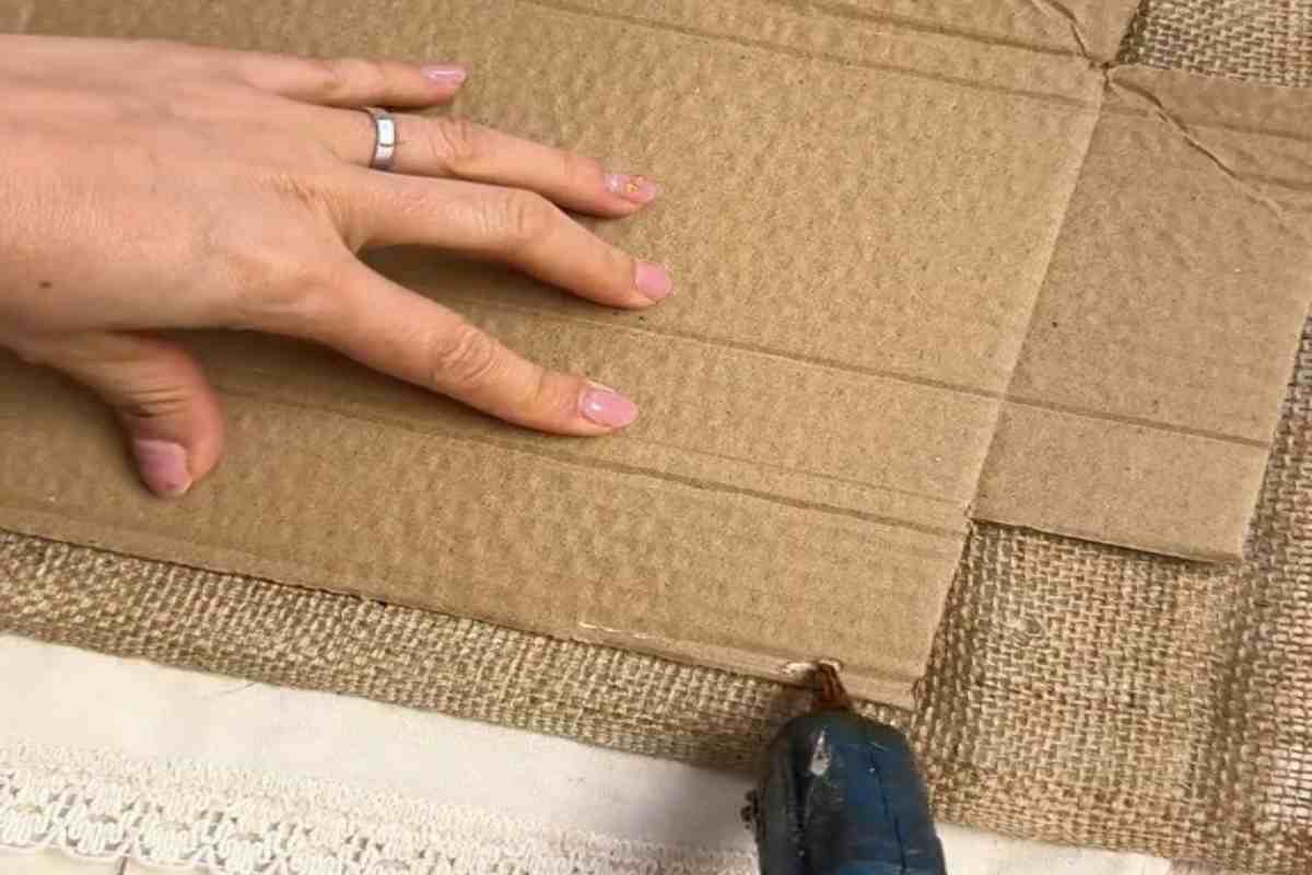 Ti basta un pezzo di cartone da riciclare e con questa idea geniale lo trasformi in un contenitore per alimenti elegante