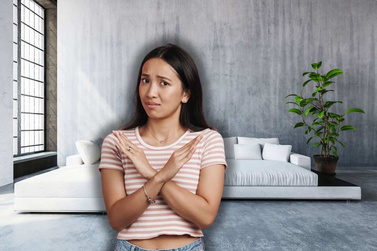 divano letto e donna che fa stop con le mani