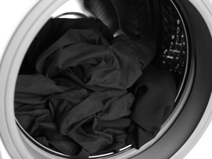 I segreti delle lavanderie per lavare i vestiti scuri e fare in modo che non stingano o sbiadiscano