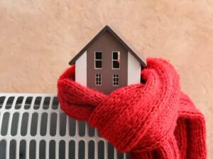 modello di casetta avvolto da una sciarpa su un termosifone