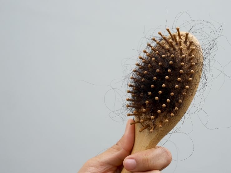 spazzola piena di capelli