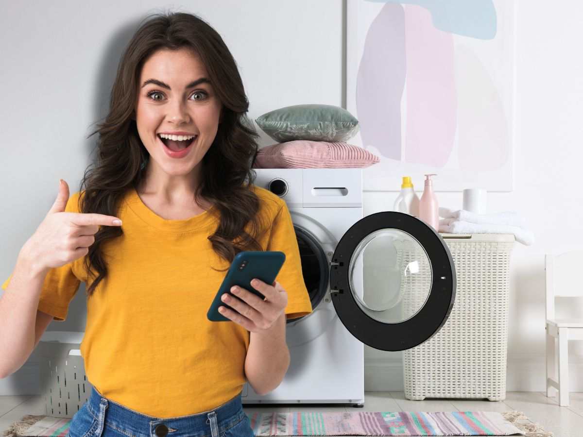 donna felice e lavatrice