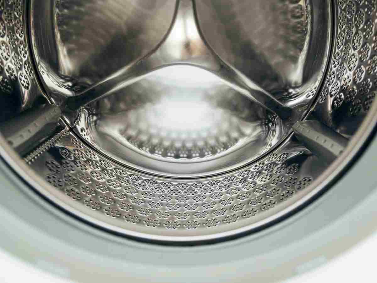 Anche il cestello della lavatrice va lavato. Il metodo più semplice con ingredienti che abbiamo in casa