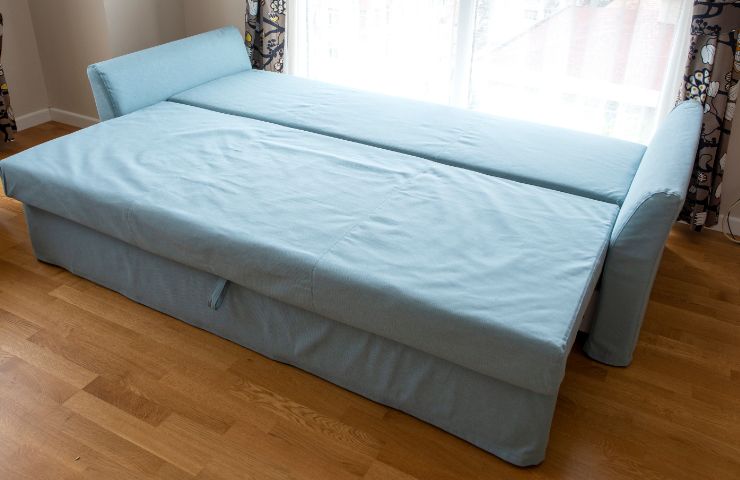 divano letto blu