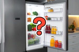 frigo in cucina aperto e punto interrogativo