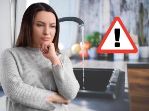 donna preoccupata e lavabo