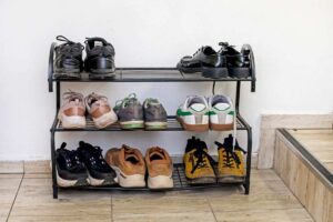 scarpe tutte in disordine su una scarpiera